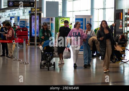 Bogotà, Colombia. 28 luglio 2023. Le persone camminano con i loro bagagli all'aeroporto internazionale El Dorado di Bogotà, in Colombia, il 28 luglio 2023. Foto di: Sebastian Barros/Long Visual Press Credit: Long Visual Press/Alamy Live News Foto Stock