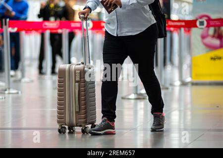 Bogotà, Colombia. 28 luglio 2023. Le persone camminano con i loro bagagli all'aeroporto internazionale El Dorado di Bogotà, in Colombia, il 28 luglio 2023. Foto di: Sebastian Barros/Long Visual Press Credit: Long Visual Press/Alamy Live News Foto Stock