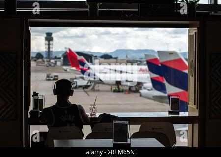 Bogotà, Colombia. 28 luglio 2023. Le persone aspettano le loro partenze all'aeroporto internazionale El Dorado di Bogotà, in Colombia, il 28 luglio 2023. Foto di: Sebastian Barros/Long Visual Press Credit: Long Visual Press/Alamy Live News Foto Stock