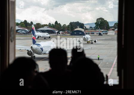 Bogotà, Colombia. 28 luglio 2023. Le persone aspettano le loro partenze all'aeroporto internazionale El Dorado di Bogotà, in Colombia, il 28 luglio 2023. Foto di: Sebastian Barros/Long Visual Press Credit: Long Visual Press/Alamy Live News Foto Stock