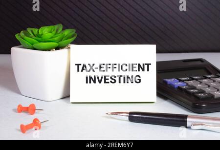 Foto concettuale sull'investimento efficiente in termini di tassazione con testo scritto a mano. Foto Stock