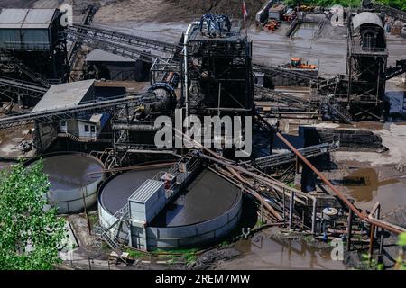 Linea di elaborazione del complesso metallurgico di beneficiazione. Foto Stock