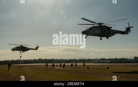 Operatori provenienti da Stati Uniti Naval Special Warfare Unit e Australian Army 2nd Commando Regiment praticano iterazioni rapide di corda da elicotteri MRH-90 Taipan del 6th Aviation Regiment presso Holsworthy Barracks a Sydney durante Talisman Sabre 23, 17 luglio 2023. La Naval Special Warfare è la forza militare militare militare militare militare militare della nazione, in una posizione unica per estendere la portata della flotta e ottenere e mantenere l'accesso per la Joint Force in concorrenza e conflitto. Il talismano Sabre è la più grande esercitazione militare bilaterale tra l'Australia e gli Stati Uniti, avanzando un b indo-Pacifico libero e aperto Foto Stock