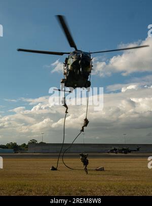 Operatori provenienti da Stati Uniti Naval Special Warfare Unit e Australian Army 2nd Commando Regiment eseguono rapide iterazioni di corda da un elicottero MRH-90 Taipan 6th Aviation Regiment presso Holsworthy Barracks a Sydney durante Talisman Sabre 23, 17 luglio 2023. La Naval Special Warfare è la forza militare militare militare militare militare militare della nazione, in una posizione unica per estendere la portata della flotta e ottenere e mantenere l'accesso per la Joint Force in concorrenza e conflitto. Il talismano Sabre è la più grande esercitazione militare bilaterale tra l'Australia e gli Stati Uniti, avanzando un indo-Pacifico libero e aperto da st Foto Stock