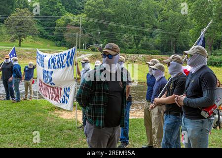 Prattville, Alabama, USA - 24 giugno 2023: Membri mascherati del Patriot Front, un gruppo di odio nazionalista e neofascista bianco, che venne a disturbare un Pride Even Foto Stock