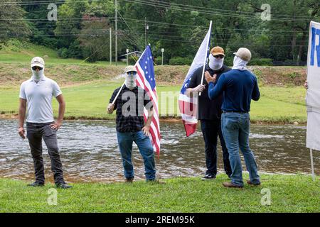 Prattville, Alabama, USA - 24 giugno 2023: Membri del Patriot Front, un gruppo di odio nazionalista e neofascista bianco, coprono i loro volti per cercare di rimanere anoni Foto Stock