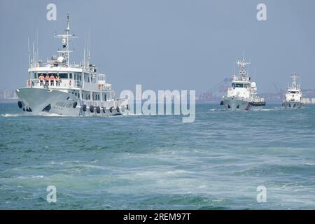YANTAI, CINA - 28 LUGLIO 2023 - Una flotta congiunta di forze dell'ordine marittime pattuglia le acque al largo di Yantai, nella provincia di Shandong della Cina orientale, 28 luglio 2023. Foto Stock