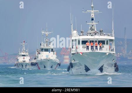 YANTAI, CINA - 28 LUGLIO 2023 - Una flotta congiunta di forze dell'ordine marittime pattuglia le acque al largo di Yantai, nella provincia di Shandong della Cina orientale, 28 luglio 2023. Foto Stock
