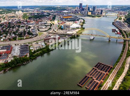 La foto sopra è una vista aerea di Pittsburgh dal fiume Ohio, 21 luglio 2023. Le 26.000 miglia quadrate del distretto di Pittsburgh comprendono porzioni della Pennsylvania occidentale, della Virginia Occidentale settentrionale, dell'Ohio orientale, del Maryland occidentale e del New York sud-occidentale. Ha più di 328 miglia di corsi d’acqua navigabili, 23 chiuse e dighe di navigazione, 16 bacini idrici polivalenti per il controllo delle inondazioni, 42 progetti locali di protezione dalle inondazioni e altri progetti per proteggere e migliorare le infrastrutture e l’ambiente delle risorse idriche della nazione. (STATI UNITI Army Corps of Engineers Pittsburgh District foto di Michel Sauret) Foto Stock