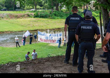 Prattville, Alabama, USA - 24 giugno 2023: Agenti di polizia di Prattville osservano i membri del Patriot Front, un gruppo di odio nazionalista bianco, neo-fascista, wh Foto Stock