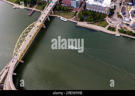 La foto sopra è una vista aerea del fiume Ohio vicino a Pittsburgh, 21 luglio 2023. Le 26.000 miglia quadrate del distretto di Pittsburgh comprendono porzioni della Pennsylvania occidentale, della Virginia Occidentale settentrionale, dell'Ohio orientale, del Maryland occidentale e del New York sud-occidentale. Ha più di 328 miglia di corsi d’acqua navigabili, 23 chiuse e dighe di navigazione, 16 bacini idrici polivalenti per il controllo delle inondazioni, 42 progetti locali di protezione dalle inondazioni e altri progetti per proteggere e migliorare le infrastrutture e l’ambiente delle risorse idriche della nazione. (STATI UNITI Army Corps of Engineers Pittsburgh District foto di Michel Sauret) Foto Stock