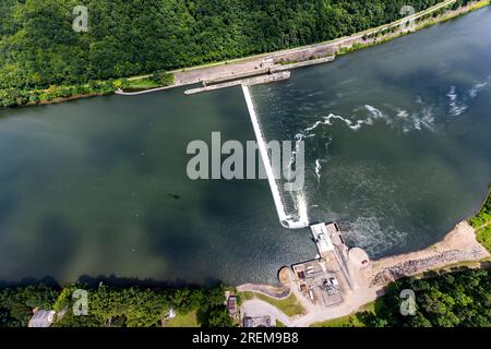 Pennsylvania, 21 luglio 2023. La struttura è una delle otto strutture di navigazione sul fiume Allegheny che forniscono navigazione da East Brady, Pennsylvania, al centro di Pittsburgh. STATI UNITI L'Army Corps of Engineers iniziò a costruire il progetto nel 1935 e fu completato nel 1938, entrando in funzione lo stesso anno. La chiusa si trova al River Mile 62.2. Le 26.000 miglia quadrate del distretto di Pittsburgh comprendono porzioni della Pennsylvania occidentale, della Virginia Occidentale settentrionale, dell'Ohio orientale, del Maryland occidentale e del New York sud-occidentale. Ha più di 328 miglia di corsi d'acqua navigabili, 23 chiuse e dighe di navigazione, Foto Stock