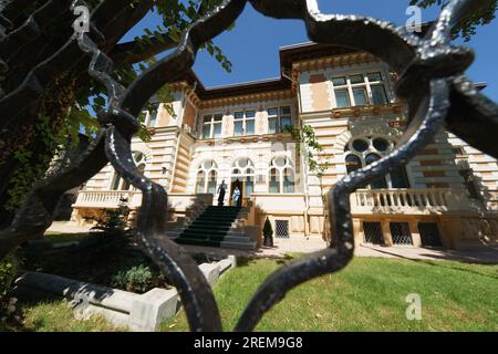 Bucarest, Romania - 28 luglio 2023: Sede della prefettura di Bucarest, Filipescu House, ex sede dell'ambasciata degli Stati Uniti, costruita tra il 1888-18 Foto Stock