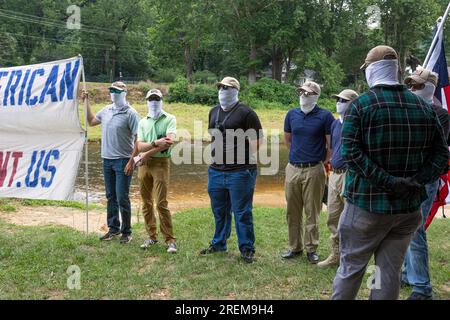 Prattville, Alabama, USA - 24 giugno 2023: Membri mascherati del Patriot Front, un gruppo di odio nazionalista e neo-fascista, che cerca di interrompere un evento Pride Foto Stock