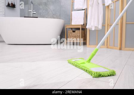 Mop in microfibra sul bagno bianco piastrelle per pavimenti come concetto  di pulizia Foto stock - Alamy