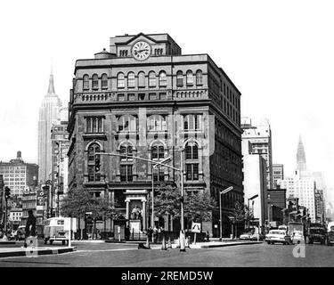 New York, New York: c. 1962 il Cooper Union Building fiancheggiato dall'Empire State e dagli edifici Chrysler sullo sfondo Foto Stock