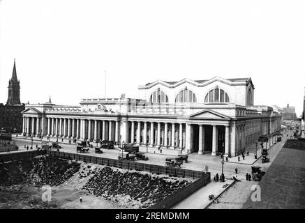 New York, New York: c. 1911 Vista esterna del lato est della Pennsylvania Station. L'edificio copre più di 7 acri. Foto Stock