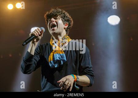 Lulworth, Regno Unito. 28 luglio 2023. Luke Pritchard, cantante solista con la band indie inglese The Kooks che si esibisce dal vivo sul palco del Camp Bestival. Credito: SOPA Images Limited/Alamy Live News Foto Stock