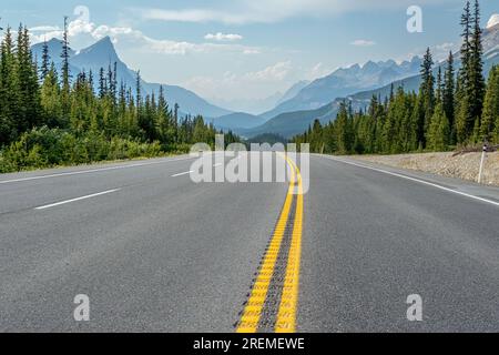 Icefields Parkway è un tratto di 232 km di autostrada a doppia corsia che si snoda lungo il Continental divide attraverso i parchi nazionali di Banff e Jasper. Foto Stock