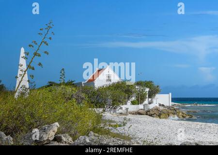 L'Obelisco bianco a Bonaire è stato utilizzato come marcatori di navigazione per guidare le navi che entravano nel sale di carico. L'obelisco fu costruito nel 1837. Foto Stock