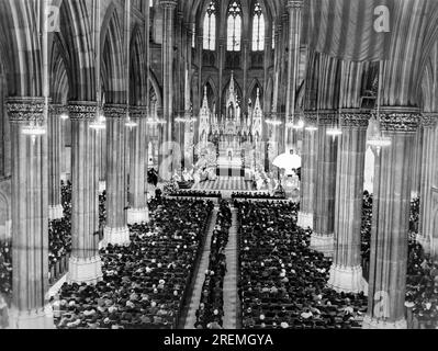 New York, New York: 28 marzo 1937 l'interno di St. Patrick's Cathedral a Manhattan durante i servizi di Pasqua. Foto Stock