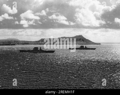 Honolulu, Hawaii: 2 febbraio 1933 portaerei della United States Navy, U.S.S. Lexington e gli Stati Uniti Saratoga a Mamala Bay con Diamond Head che sorge sullo sfondo. Foto Stock