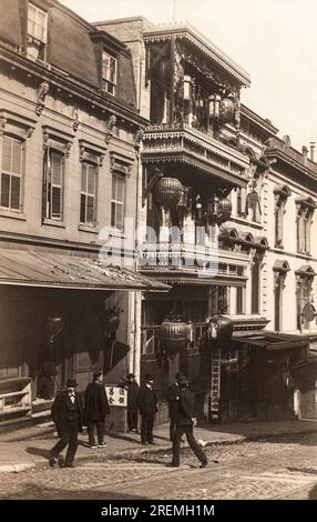 San Francisco, California: c. 1885 Una fotografia di Carleton Watkins di alloggi cinesi a Clay and Waverly Place. Foto Stock