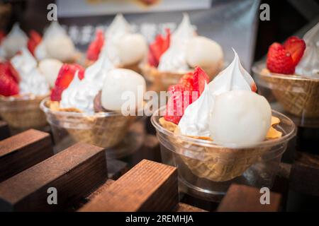 Delizioso dolce giapponese alla fragola, dolce dolce dolce giapponese con deliziosi ingredienti rosa, mochi di fagioli, palla di crema morbida per il pasto asiatico giapponese, cucina casereccia Foto Stock