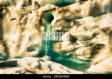 Volando in elicottero verso il ghiacciaio e poi facendo un'escursione in elicottero sul fondo del ghiacciaio, sulle vette delle alpi meridionali del Ghiacciaio Fox Foto Stock