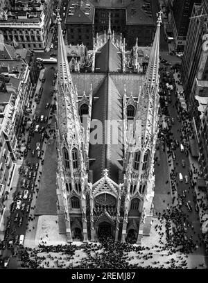 New York, New York: 28 marzo 1937 le guglie gemelle di Manhattan's St. La cattedrale di Patrick si erge sulle strade sottostanti piene di adoratori pasquali. Foto Stock