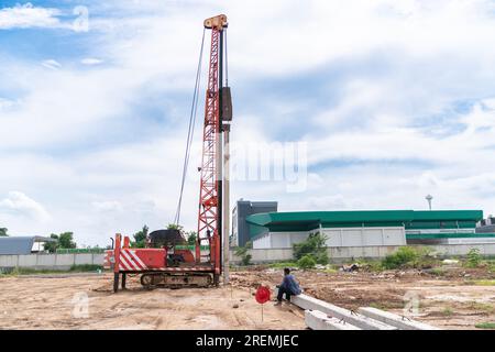 Macchina per l'azionamento di pali il martello a goccia ha colpito il pelo e il conteggio dei martelli, per determinare il numero di volte per piede. Foto Stock