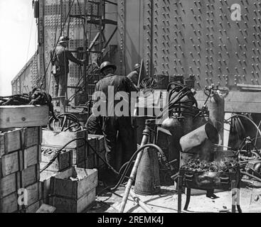 San Francisco, California: 1935 il Golden Gate Bridge è in costruzione e gli operai danno il tocco finale alla South Tower. Foto Stock