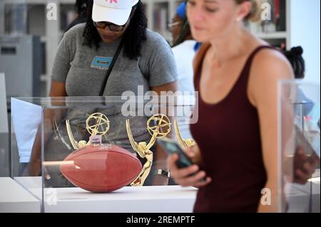 New York, USA. 27 luglio 2023. People tour mostra "The Book of HOV" all'interno della Brooklyn Public Library che celebra il lavoro del rapper e artista Shawn "Jay-Z" Carter, nel quartiere di New York City di Brooklyn, NY, 27 luglio 2023. (Foto di Anthony Behar/Sipa USA) credito: SIPA USA/Alamy Live News Foto Stock