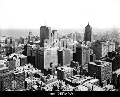 Chicago, Illinois: c. 1950's Vista del centro di Chicago rivolta a est sul raccordo e Wacker Drive. Foto Stock