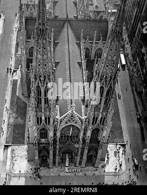 New York, New York: 17 settembre 1936 veduta aerea di St. Cattedrale di Patrick durante una processione religiosa all'inizio della messa pontificia che ha aperto la terza Convenzione Nazionale annuale della società del Santo nome. Foto Stock