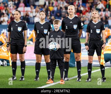 Sydney, Australia. 28 luglio 2023. Gli arbitri delle partite si schierano per l'inno nazionale durante la partita del gruppo D della Coppa del mondo femminile FIFA 2023 tra Inghilterra e Danimarca al Sydney Football Stadium il 28 luglio 2023 a Sydney, Australia credito: IOIO IMAGES/Alamy Live News Foto Stock