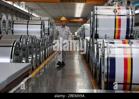 BINZHOU, CINA - 27 LUGLIO 2023 - Un lavoratore lavora in un'officina di un produttore di lamiere a Binzhou, nella provincia dello Shandong della Cina orientale, 27 luglio 2023. Foto Stock