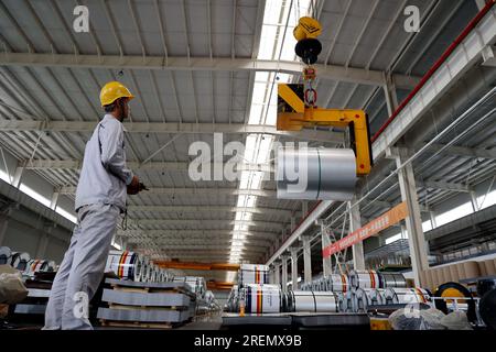 BINZHOU, CINA - 27 LUGLIO 2023 - Un lavoratore lavora in un'officina di un produttore di lamiere a Binzhou, nella provincia dello Shandong della Cina orientale, 27 luglio 2023. Foto Stock