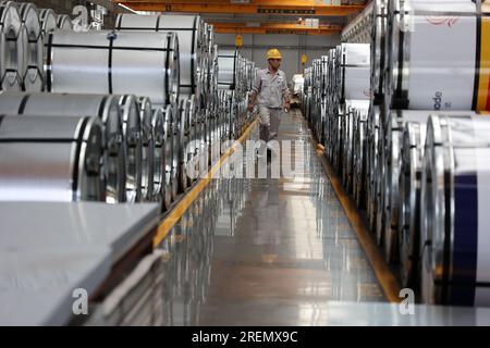 BINZHOU, CINA - 27 LUGLIO 2023 - Un lavoratore lavora in un'officina di un produttore di lamiere a Binzhou, nella provincia dello Shandong della Cina orientale, 27 luglio 2023. Foto Stock