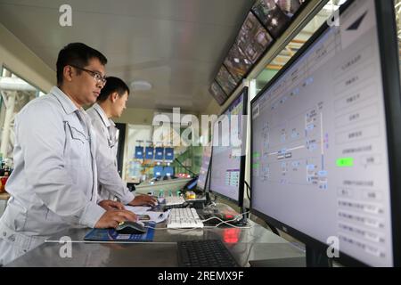 BINZHOU, CINA - 27 LUGLIO 2023 - Un lavoratore lavora in un'officina di un produttore di lamiere a Binzhou, nella provincia dello Shandong della Cina orientale, 27 luglio 2023. Foto Stock