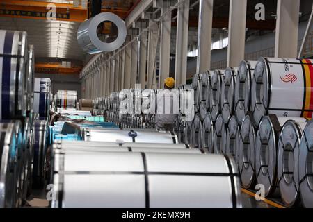 BINZHOU, CINA - 27 LUGLIO 2023 - Un lavoratore lavora in un'officina di un produttore di lamiere a Binzhou, nella provincia dello Shandong della Cina orientale, 27 luglio 2023. Foto Stock