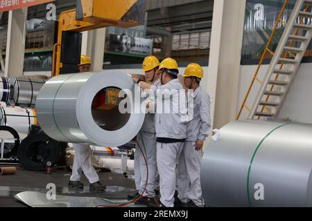 BINZHOU, CINA - 27 LUGLIO 2023 - Un lavoratore lavora in un'officina di un produttore di lamiere a Binzhou, nella provincia dello Shandong della Cina orientale, 27 luglio 2023. Foto Stock