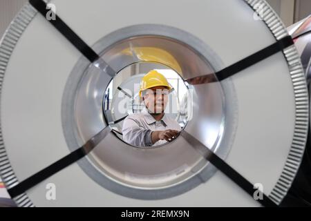 BINZHOU, CINA - 27 LUGLIO 2023 - Un lavoratore lavora in un'officina di un produttore di lamiere a Binzhou, nella provincia dello Shandong della Cina orientale, 27 luglio 2023. Foto Stock