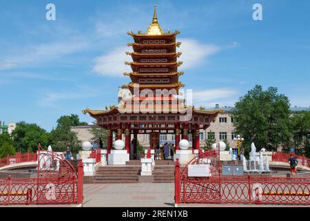 ELISTA, RUSSIA - 4 GIUGNO 2023: Pagoda buddista "sette giorni" in un soleggiato giorno di giugno. Repubblica di Kalmykia Foto Stock