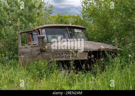 TESOVO-NETYLSKY, RUSSIA - 15 LUGLIO 2023: Cabina di un vecchio camion sovietico/russo smantellato degli Ural-4320 nel cespuglio in un giorno nuvoloso di luglio Foto Stock