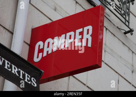 lione , Francia - 07 25 2023 : camper store marchio di logo e testo negozio di insegne azienda calzaturiera spagnola Foto Stock