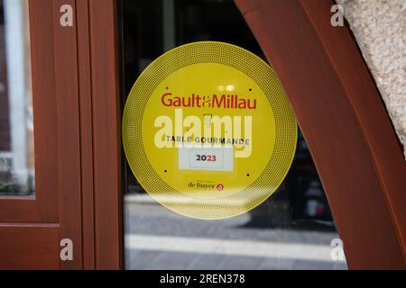 annecy , Francia - 06 16 2023 : tavolo Gault et Millau logo marchio e segno di gourmande 2023 di influenti critici francesi della guida ai ristoranti Foto Stock