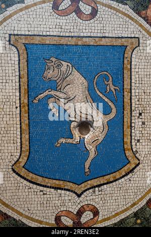 Mosaico del pavimento di un toro, Galleria Vittorio Emanuele II, galleria commerciale, Milano, Lombardia, Italia Foto Stock