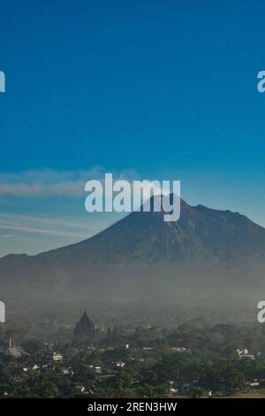 Tempio di Prambanan con il monte Merapi sullo sfondo. Giava, Indonesia. Foto Stock