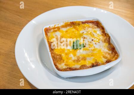 Lasagne servite in una ciotola sul tavolo Foto Stock